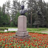 Памятник В.Л. Комарову