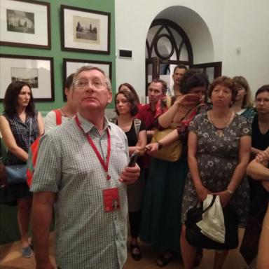 Б.М. Соколов проводит экскурсию по выставке «Сады Серебряного века» в Царицыне