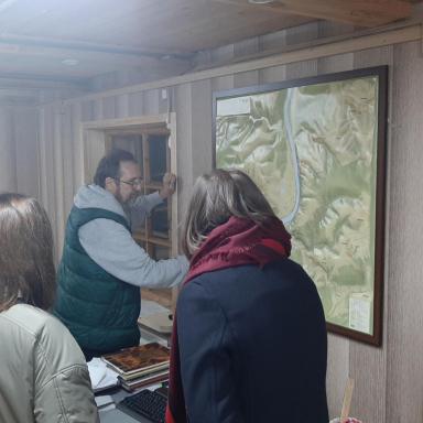 Участники выездного мероприятия у карты музея-заповедника В.Д.Поленова