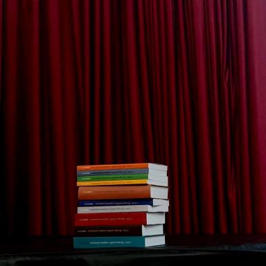 В стопке 10 выпусков книжной серии Русская усадьба в мировом контексте