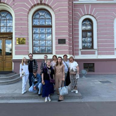 Группа проекта у здания аудиторий Петровской Земледельческой и лесной Академии (1865)