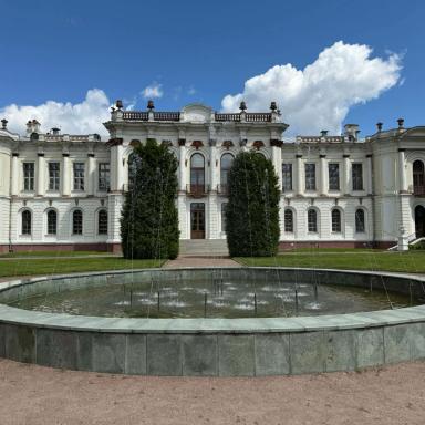 Главный корпус академии. Дворец, выстроенный на месте главного дома усадьбы (1865). Парковый фасад.