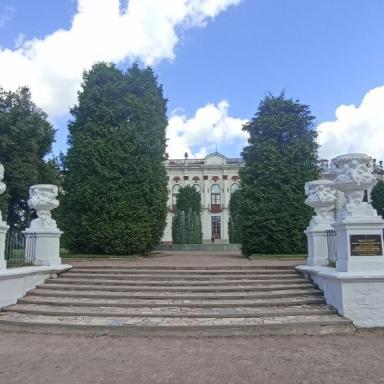 Садовая терраса в парке с двумя художественными керамическими вазами (XVIII в.)