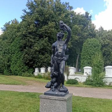 Цветник в центре Партера. Статуя Силена