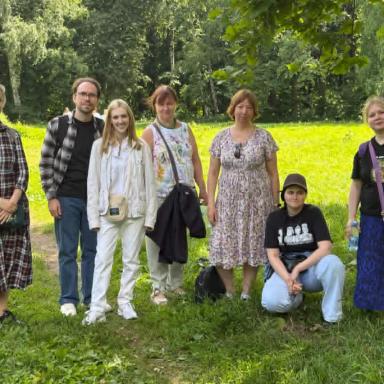 Участники и гости проекта в парке у пруда