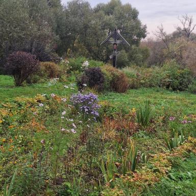  Цветники у храма-часовни Архангела Михаила